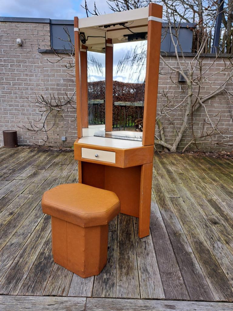 Coiffeuse vintage en skaï brun et son siège d'origine, Maison & Meubles, Tables | Coiffeuses, Enlèvement, 50 à 100 cm, 100 à 150 cm