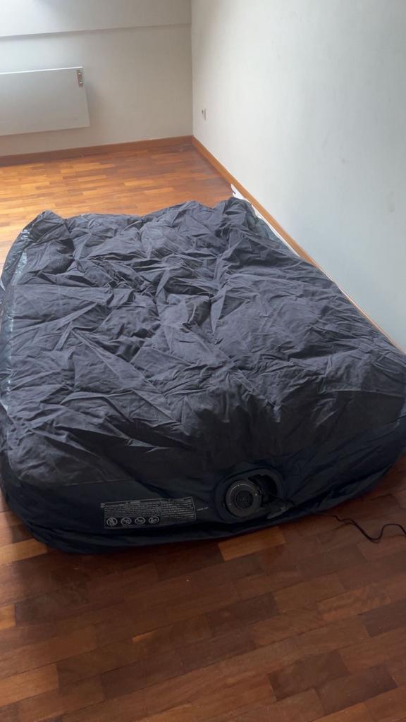Intex 2persoons luchtmatras, Caravanes & Camping, Matelas pneumatiques, Comme neuf, 2 personnes, Pompe intégrée, Enlèvement