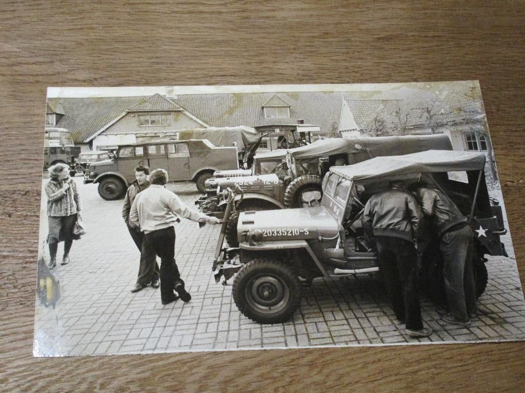 ORIGINELE PERSFOTO JEEP BIJEENKOMST VOERTUIGEN LEGER, Verzamelen, Foto's en Prenten, Gebruikt, Foto, Overige onderwerpen, Ophalen of Verzenden