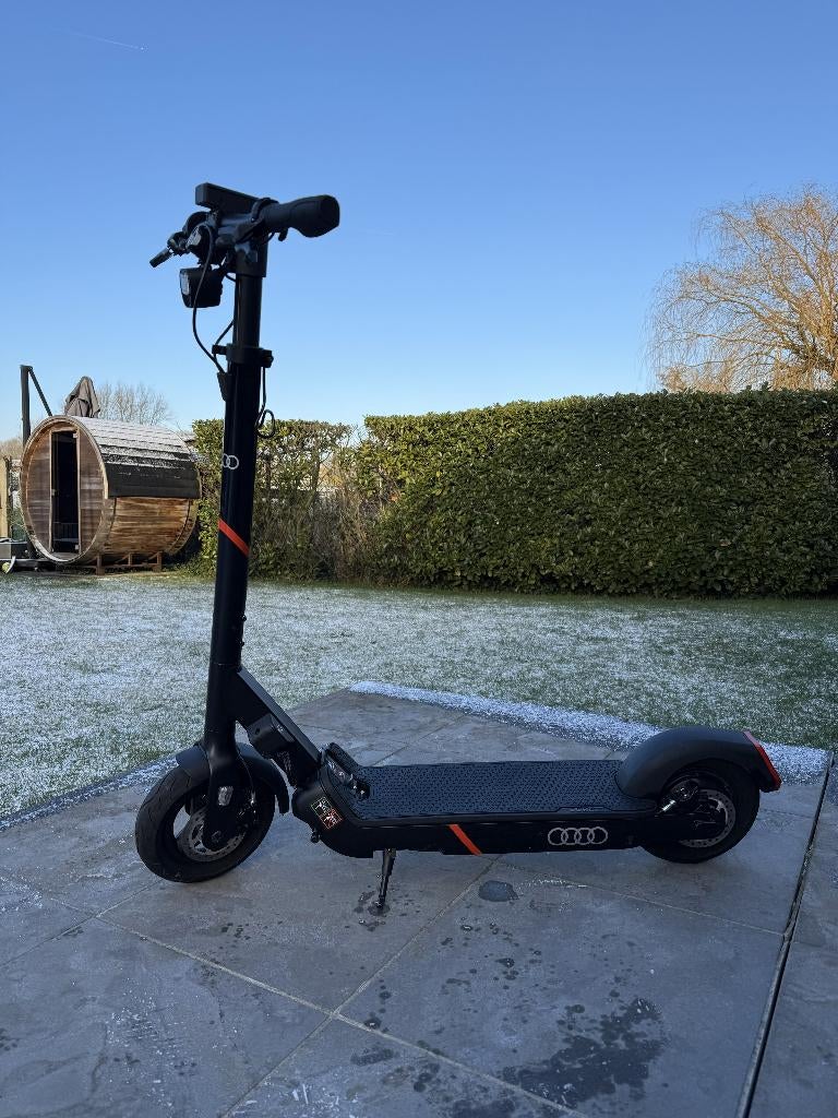Audi Kickscooter e-step - 100km op de teller, Fietsen en Brommers, Steps, Ophalen, Zo goed als nieuw, Elektrische step (E-scooter)
