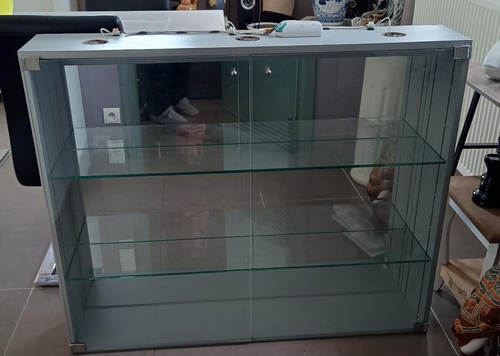 Vitrinekast van spiegelglas met 2 glazen deuren, Huis en Inrichting, Ophalen, Zo goed als nieuw, Glas, Met deur(en)