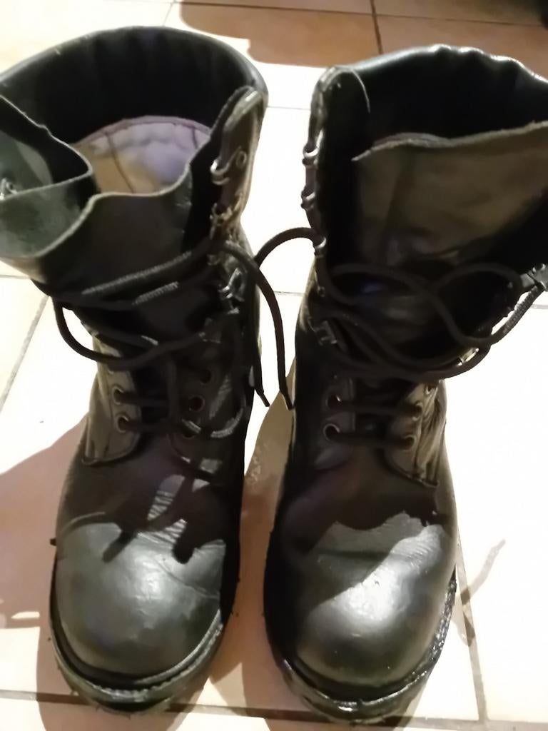 Combat shoes àrmee belge pointure 41/42 avec semelles vibram, Verzamelen, Militaria | Algemeen, Ophalen
