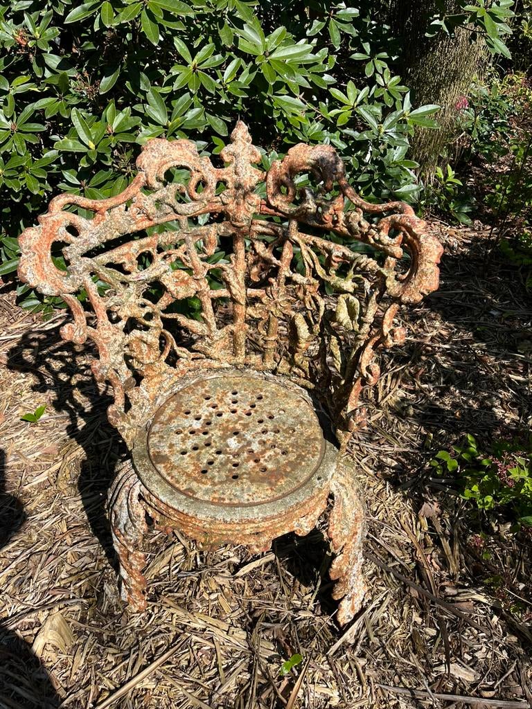 Oude gietijzeren tuinstoelen, Ophalen