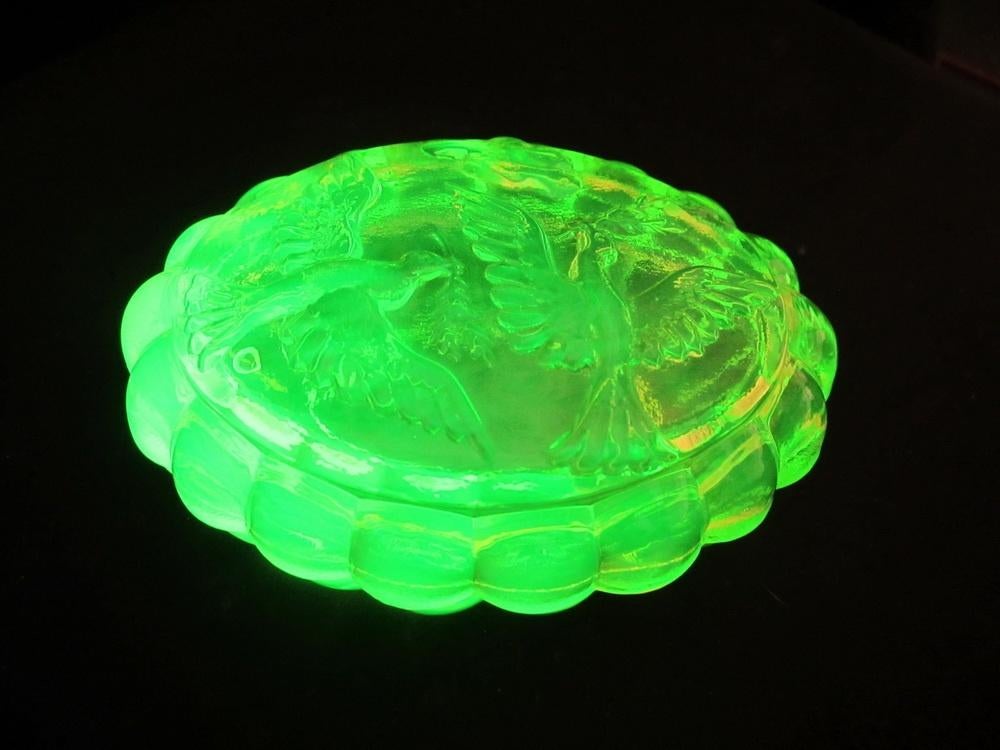 Bonbonnière ancienne art déco en verre ouraline pigeons paix, Antiquités & Art, Envoi