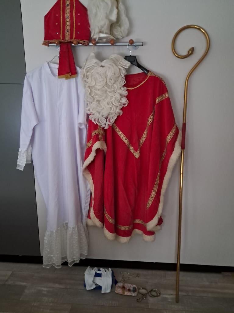 Sinerklaas-, zijn helper-, de kerstman- en 4 paterkledij., Diversen, Sinterklaas, Ophalen