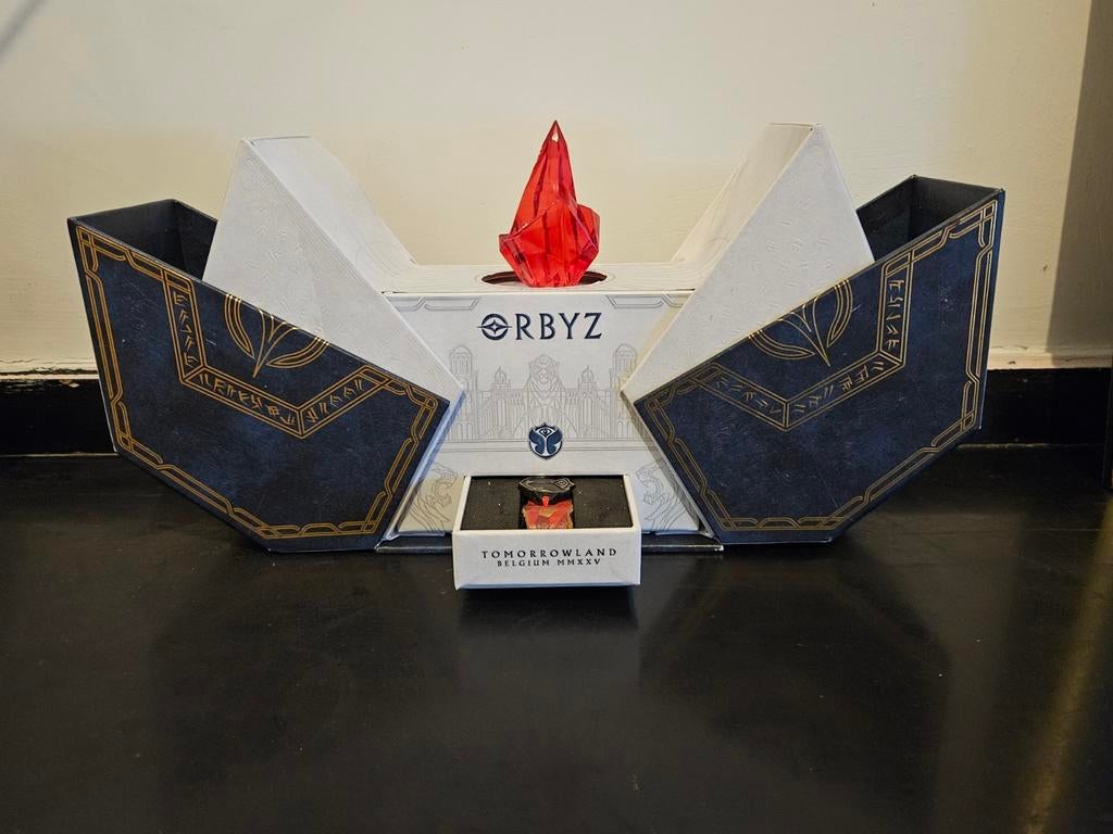 Tomorrowland ORBYZ box + wristband - LIMITED EDITION, Ophalen, Rood