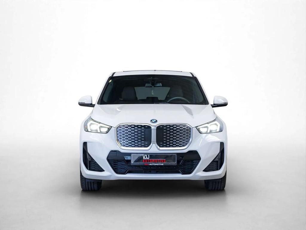 BMW iX1 iX1 eDrive20 M Sportpaket (bj 2024, automaat), Auto's, BMW, Automaat, Gebruikt, Euro 6, Wit