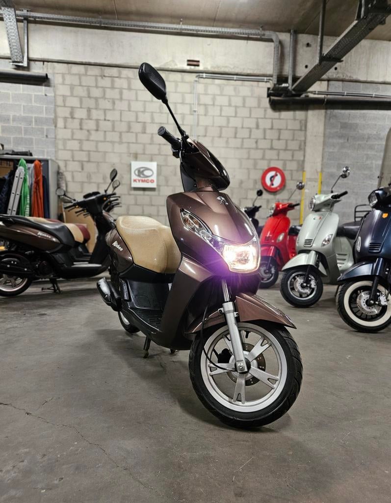 Peugeot Kisbee Chocolate Brown 50cc klasse A 2014 - 6.277 km, Fietsen en Brommers, Gebruikt, Overige modellen, Klasse A (25 km/u)