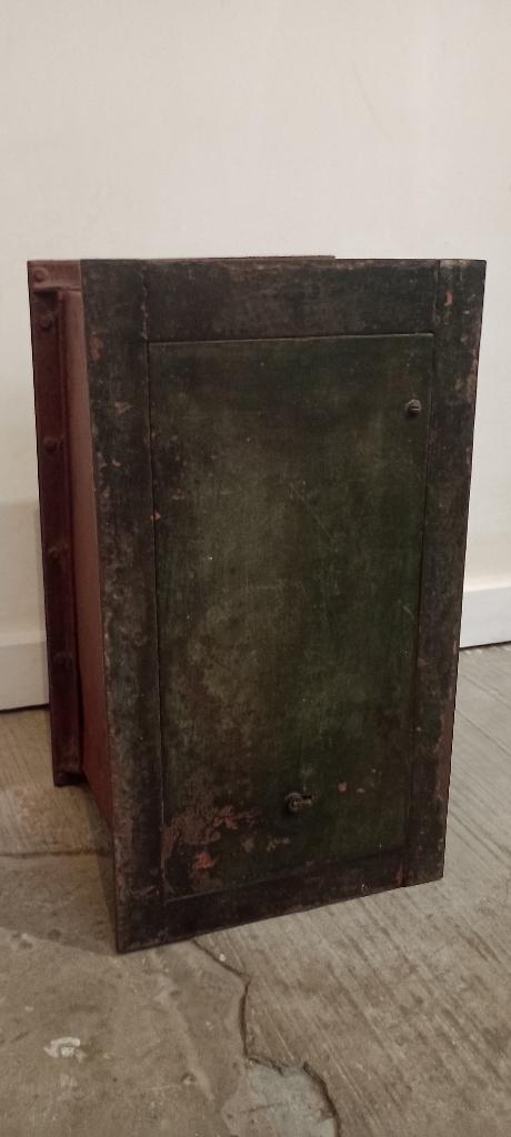 Antieke knutselkluis van geklonken metaal - industrieel, Huis en Inrichting, Ophalen of Verzenden, Gebruikt, Brandkast