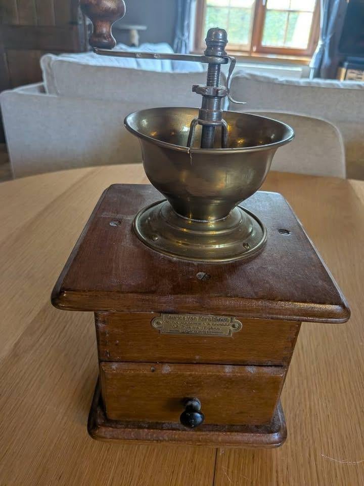 Oude koffiemolen van eikenhout en koper, Antiek en Kunst, Antiek | Keukengerei, Ophalen