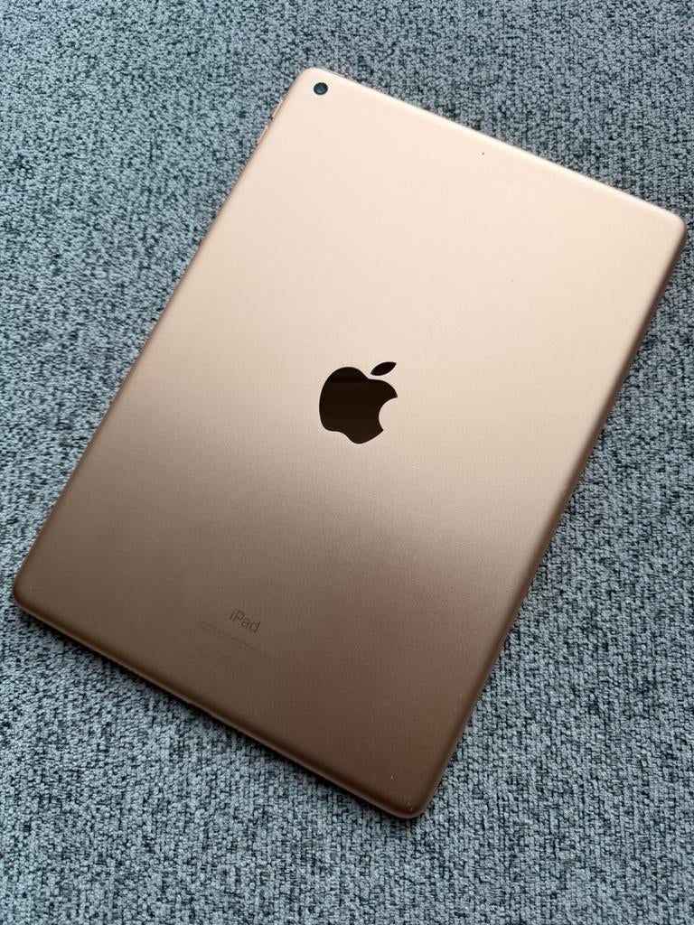 Ipad 2023 (8e gen) + cover | heel goede staat | goud, Computers en Software, Apple iPads, Ophalen, Zo goed als nieuw, Goud