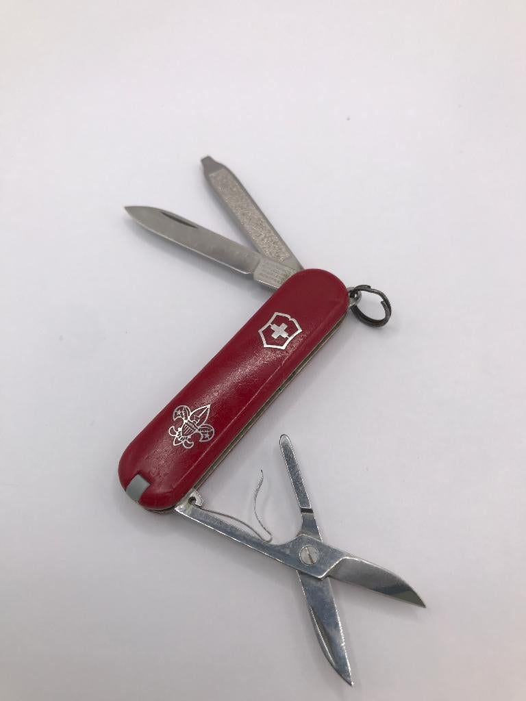 Couteau Fleur de Lis VICTORINOX SD Red Boy Scouts of America, Caravanes & Camping, Enlèvement ou Envoi, Utilisé