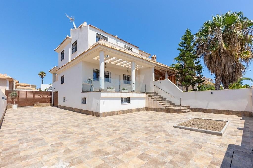 Half-vrijstaande villa met zwembad en garage in Torrevieja, Immo, Buitenland, Spanje, Woonhuis, Overige