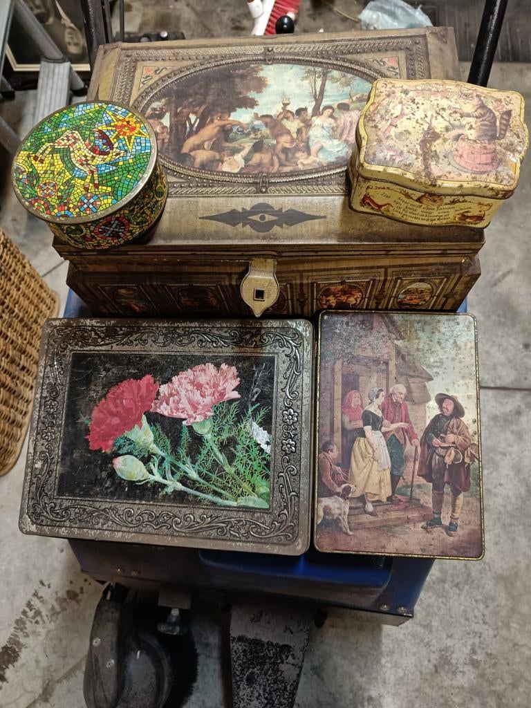 Oude ijzeren dozen, Ophalen