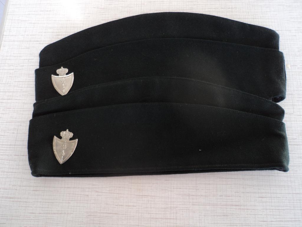 2 Politiemutsen met kenteken van O/officier, Verzamelen, Militaria | Algemeen, Ophalen of Verzenden, Landmacht