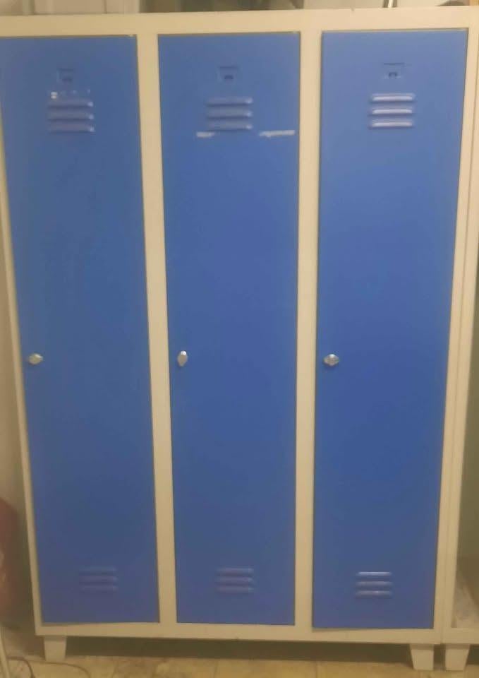 Je vends 1 armoires métallique type vestiaire, Antiek en Kunst, Antiek | Meubels | Kasten, Ophalen