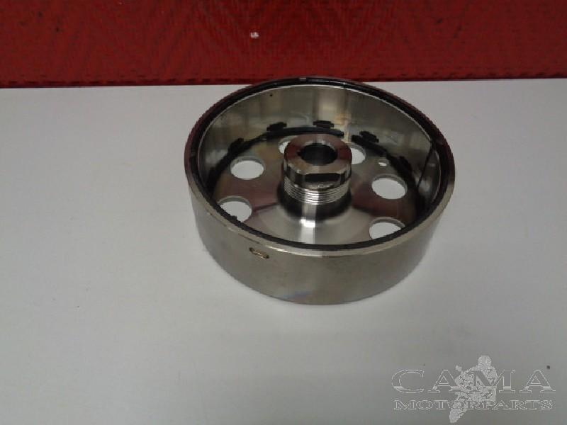 VOLANT MOTEUR GSX R 600 2001-2003 (GSXR600 K1 / K2 / K3), Dhr. S. di Majo, Utilisé, Info@cama-motorparts.nl, P.J. Troelstraweg 8 8
3144 CX  MAASSLUIS, NL
