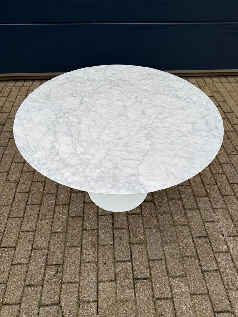 Table ronde Knoll Tulip originale en marbre Carrara (120 cm), Enlèvement ou Envoi, Ligne roset vitra sede artifort leolux b&b italia cassina edra