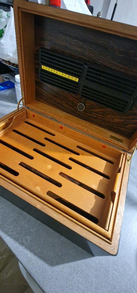 Sigaren humidor, Verzamelen, Rookartikelen, Aanstekers en Luciferdoosjes, Verzenden, Gebruikt