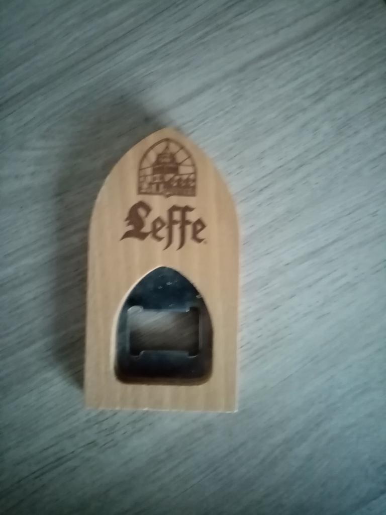 Leffe fles opener 2€, Ophalen