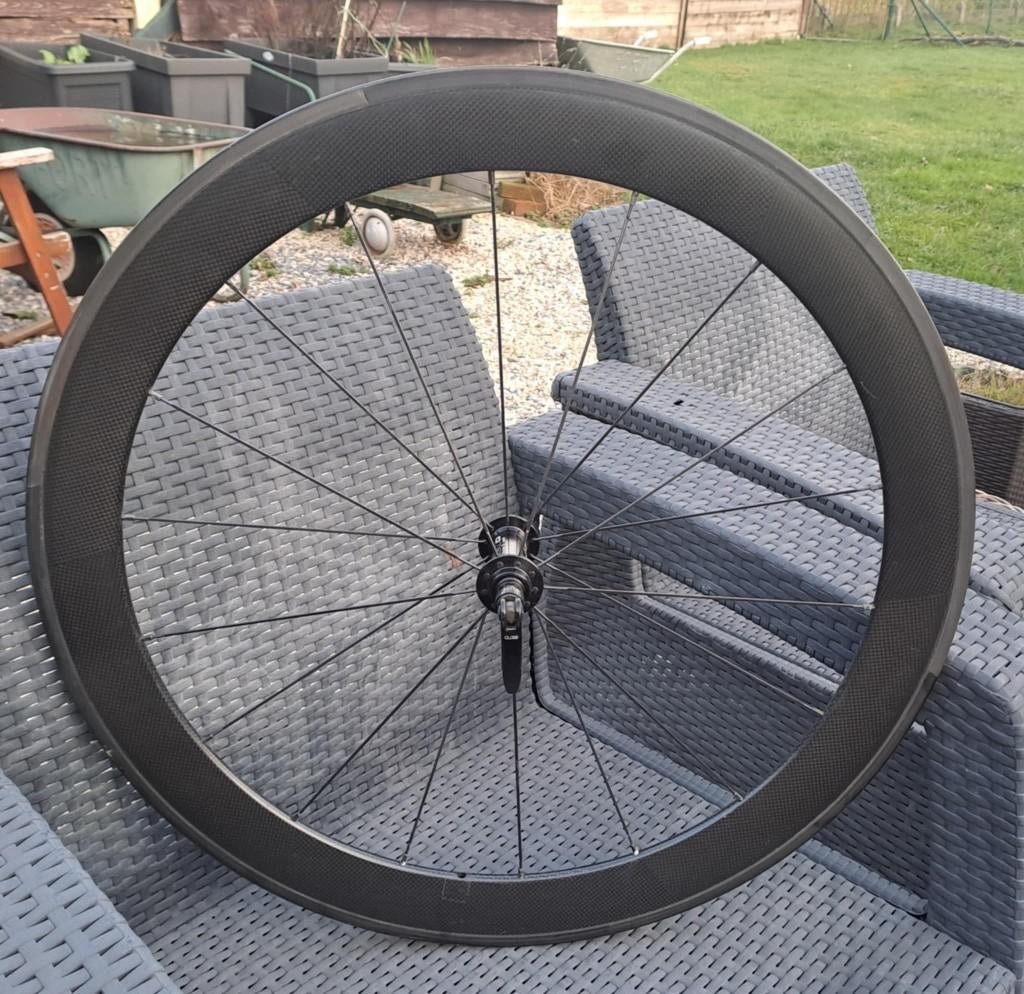 2 carbon voorwielen EDCO + BONTRAGER (bandjes/velgrem), Ophalen