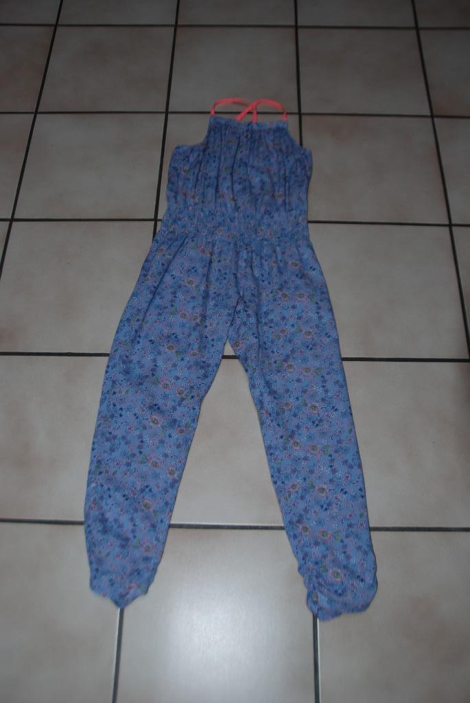 Mooie blauwe mouwloze overall met bloemenprint „Tape A L'Oei, Kinderen en Baby's, Kinderkleding | Maat 140, Zo goed als nieuw