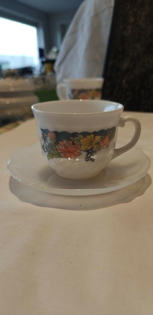 kopjes plus onderschotels Arcopal bloem motief, Huis en Inrichting, Ophalen of Verzenden, Zo goed als nieuw, Glas, Kop(pen) en/of Schotel(s)