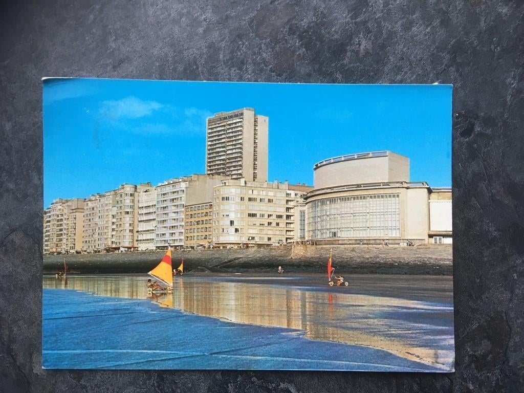 Oostende - zeedijk met kursaal en Europa-toren strandzeilen, Ophalen of Verzenden, West-Vlaanderen