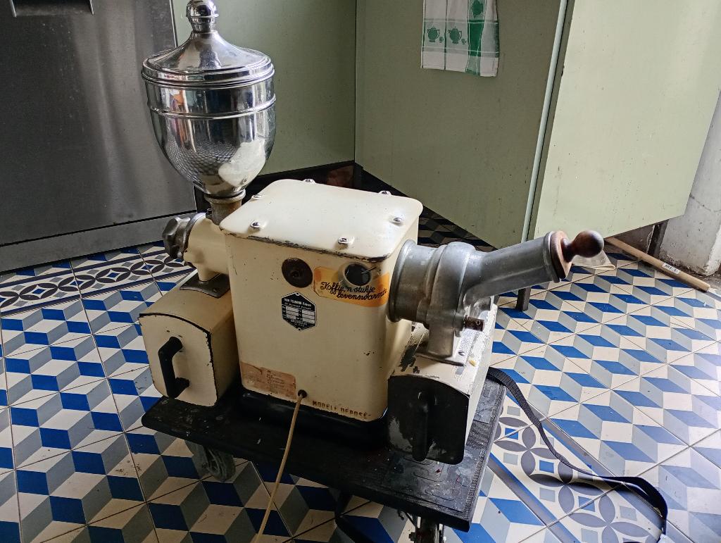 Vintage machine de magasin mixte café et fromage, Antiek en Kunst, Antiek | Meubels | Kasten, Ophalen