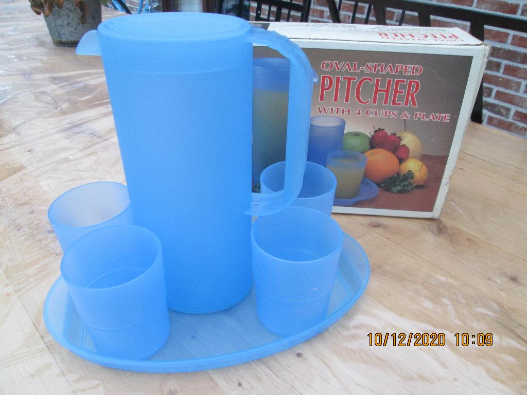 Pichet avec couvercle, 4 verres et plateau de service, Caravanes & Camping, Accessoires de camping, Neuf, Enlèvement