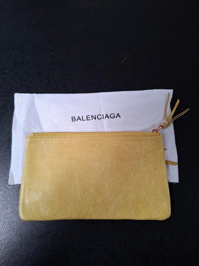 Pochette Balenciaga Paris en cuir d'agneau vieilli, Bijoux, Sacs & Beauté, Autres marques, Cuir, Comme neuf, Jaune