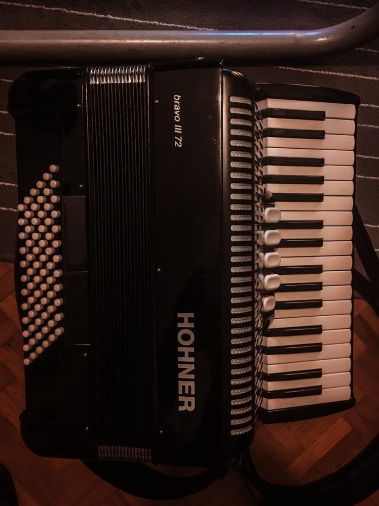 HOHNER Bravo III 72, Muziek en Instrumenten, Accordeons, Ophalen, 72-bas, Met koffer, Toetsaccordeon