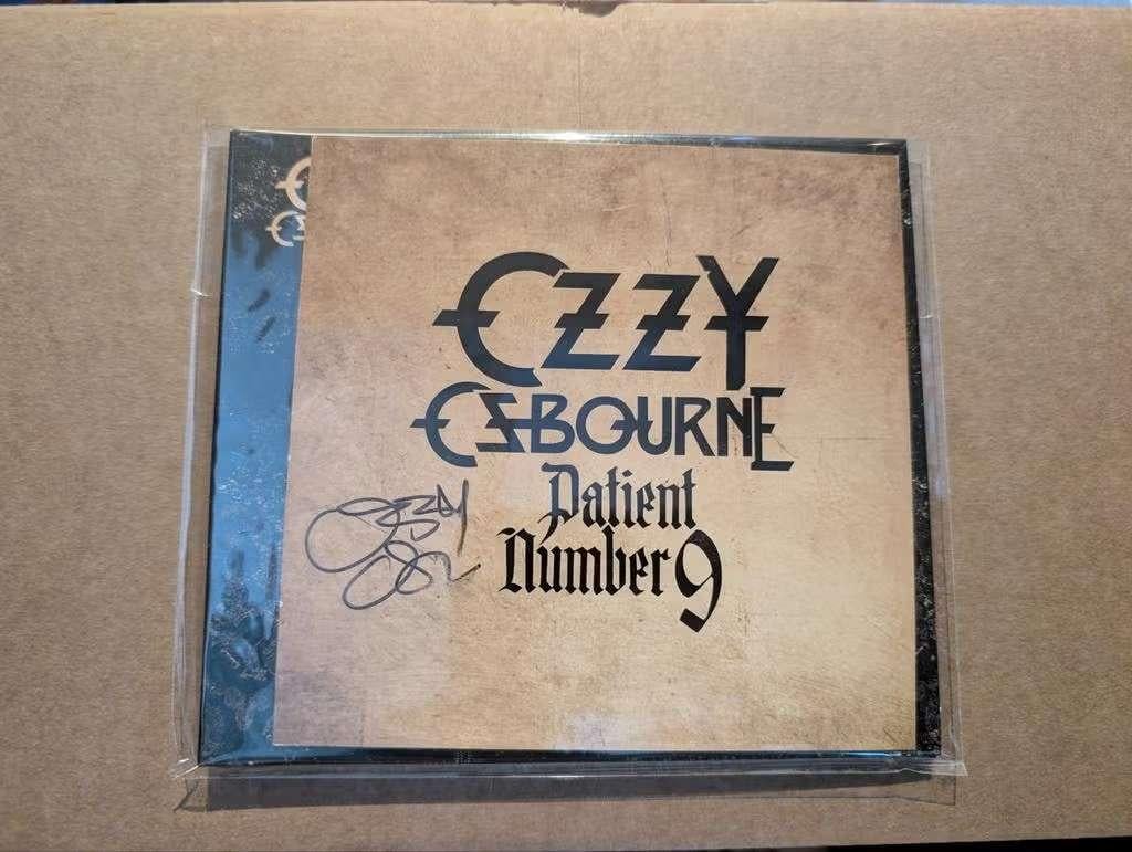 Ozzy Osbourne Patient Number 9 met handtekening van Ozzy, Verzamelen, Muziek, Artiesten en Beroemdheden, Ophalen of Verzenden