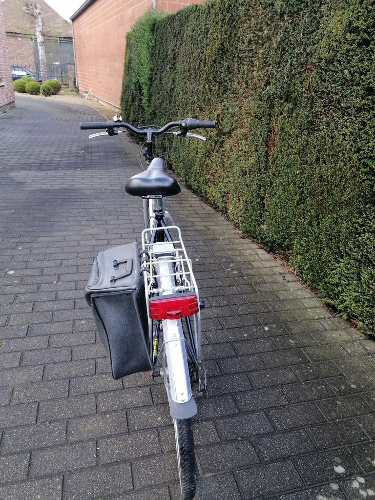 Gewone herenfiets met nog een binnen en buitenband extra, Fietsen en Brommers, Elektrische fietsen, Ophalen
