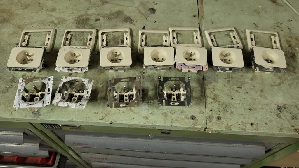 stopcontacten Niko inbouw, Ophalen