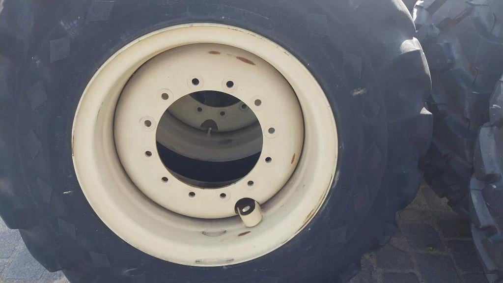 Goodyear 17.5-25 tires 2 pieces on rim