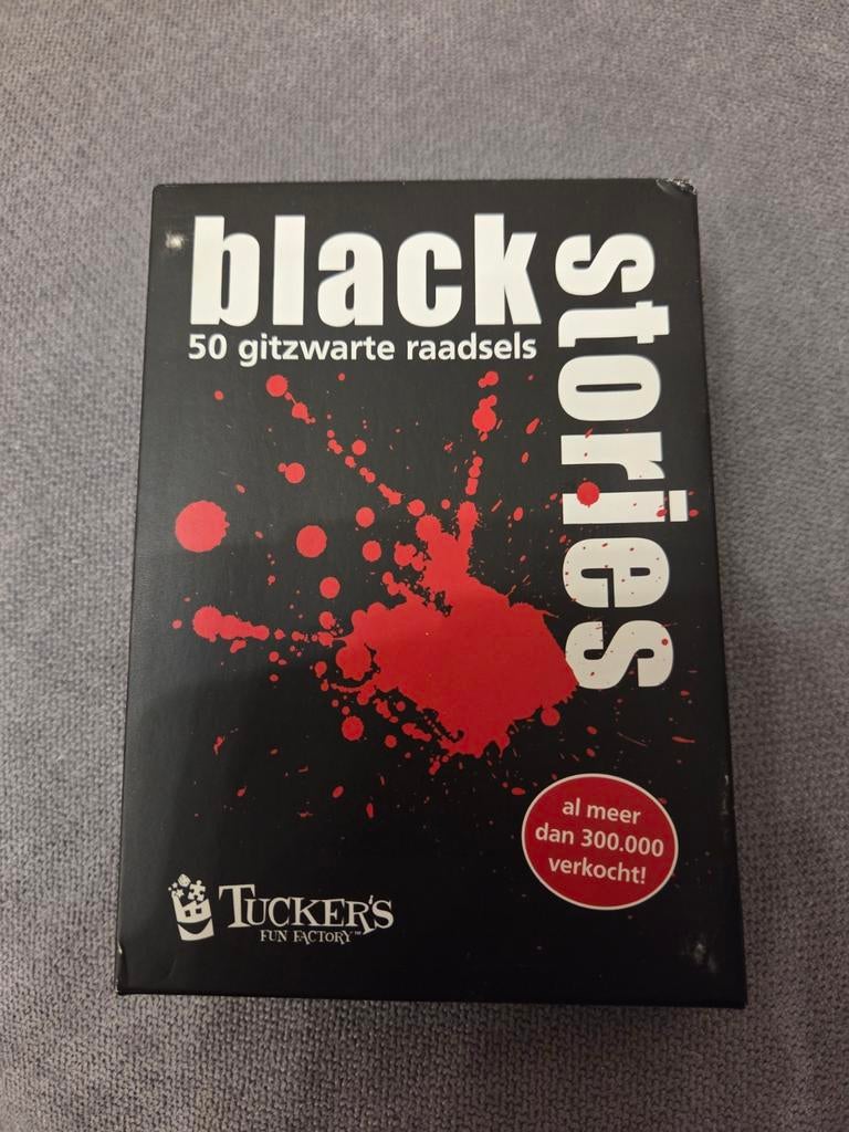 Black stories: 50 gitzwarte raadsels spel, Ophalen