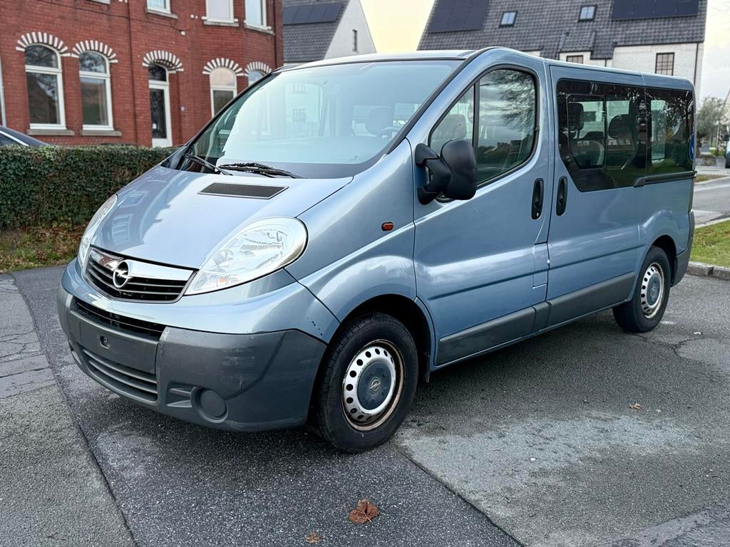 Opel Vivaro 2.0 benzine 138.000 km 2008 mag  in de stad, Auto's, Opel, Voorwielaandrijving, Vivaro, Zwart, Bedrijf