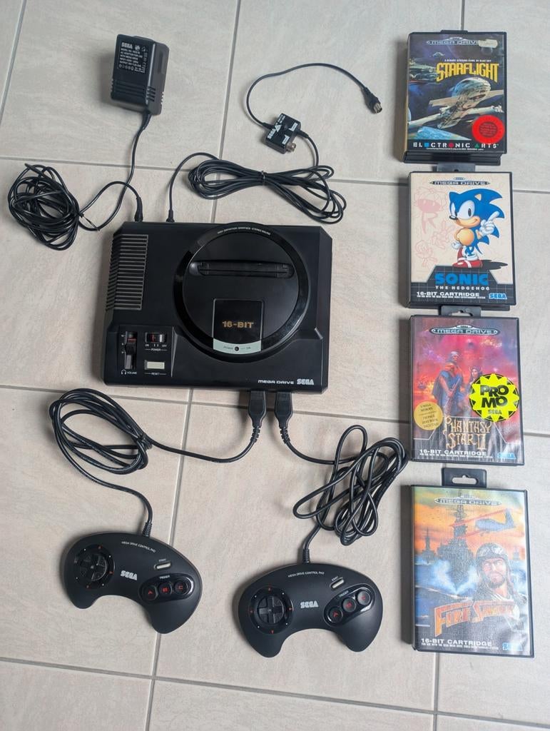 Sega Mega Drive 1 + 4 games en accessoires, Games en Spelcomputers, Spelcomputers | Sega, Ophalen of Verzenden, Zo goed als nieuw