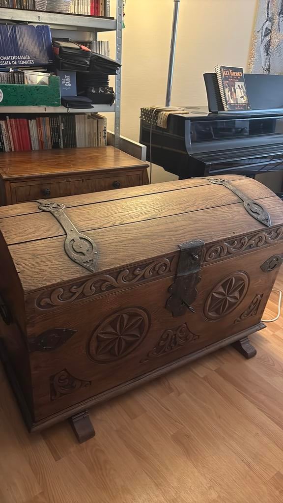 Coffre en chêne et fer forgé ancien, Enlèvement, Utilisé, Chêne