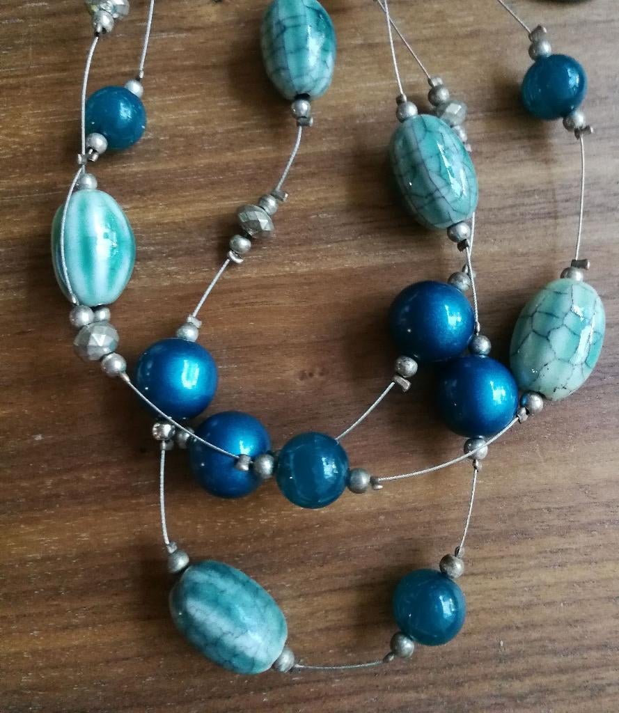 Halssnoer met parels in zeekleuren. Halsketting., Handtassen en Accessoires, Kettingen, Ophalen of Verzenden, Zo goed als nieuw