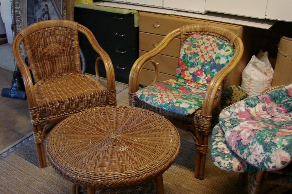 rotan zithoek: 4 zeteltjes met kussens en tafeltje, Ophalen, Gebruikt, Rotan, Stapelbaar