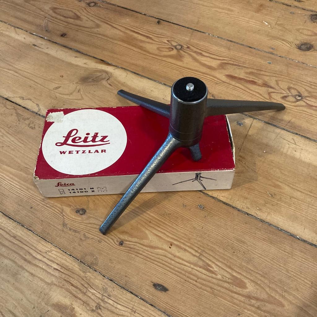 Leica 14100 Z  TOOUG Table Top Tripod with Original Box, Enlèvement ou Envoi, Utilisé, Leica