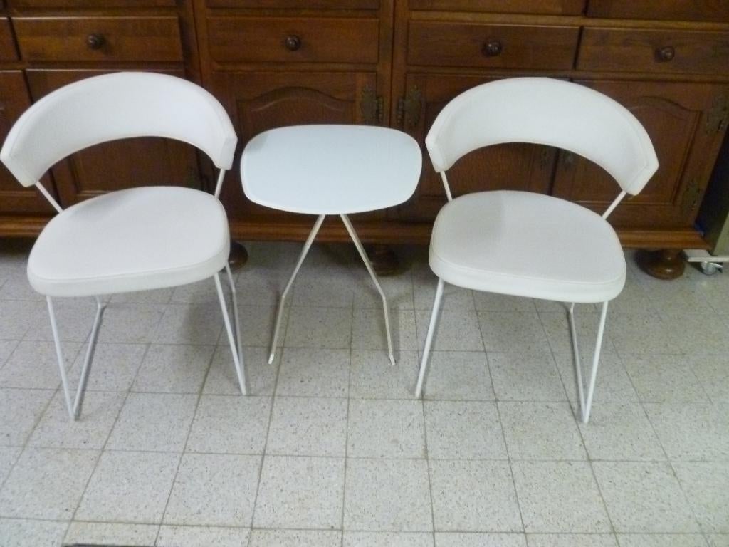 2 Stoelen en tafel merk Calligaris New- york, Ophalen, Kunststof, 55 tot 75 cm, Zo goed als nieuw