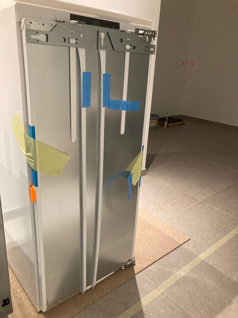 NIEUWE KOELKAST MIELE, Elektronische apparatuur, Ophalen, Zonder vriesvak, 120 tot 140 cm, 60 cm of meer