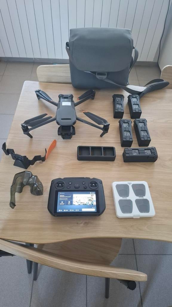 DJI MAVIC 3 PRO AVEC 5 BATTERIES ET RC PRO PRESQUE NEUF, Hobby & Loisirs créatifs, Modélisme | Radiocommandé & Téléguidé | Hélicoptères & Quadricoptères