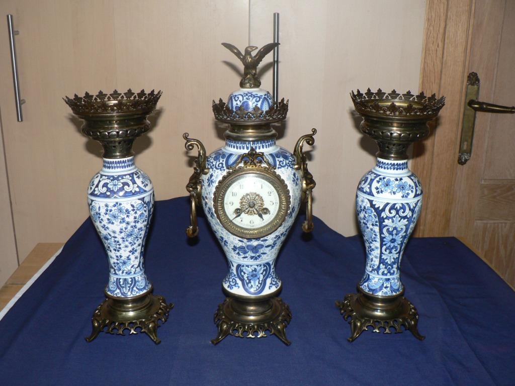 Een driedelige schouwgarnituur met klok, Enlèvement