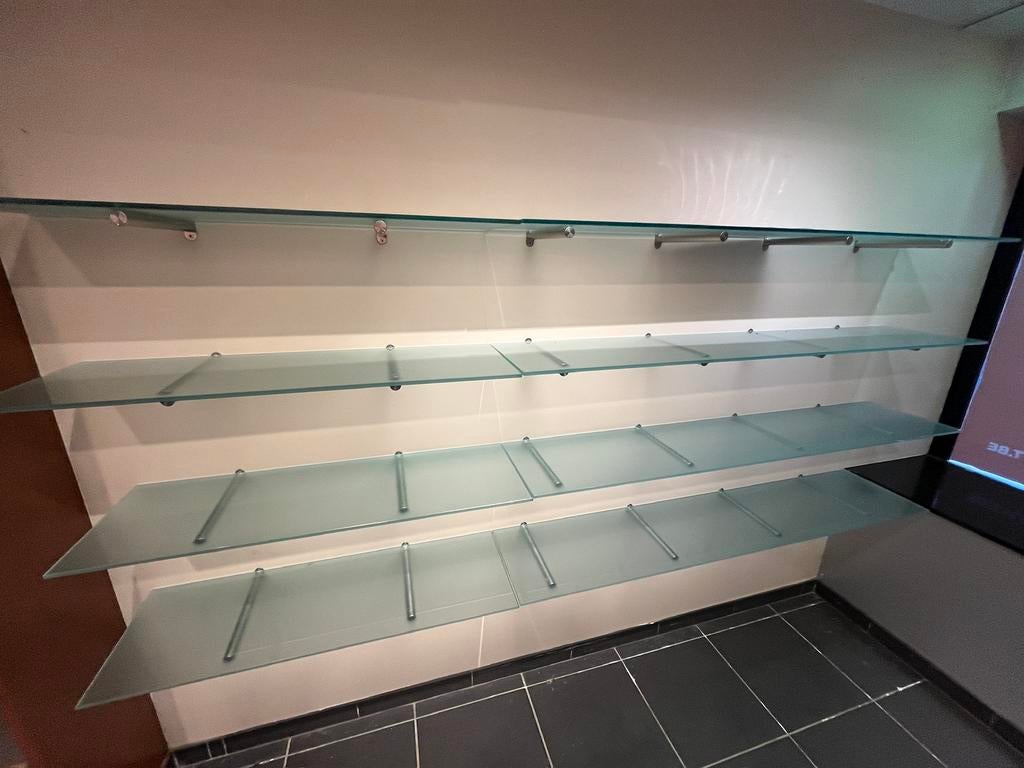 Étagères en verre, Enlèvement