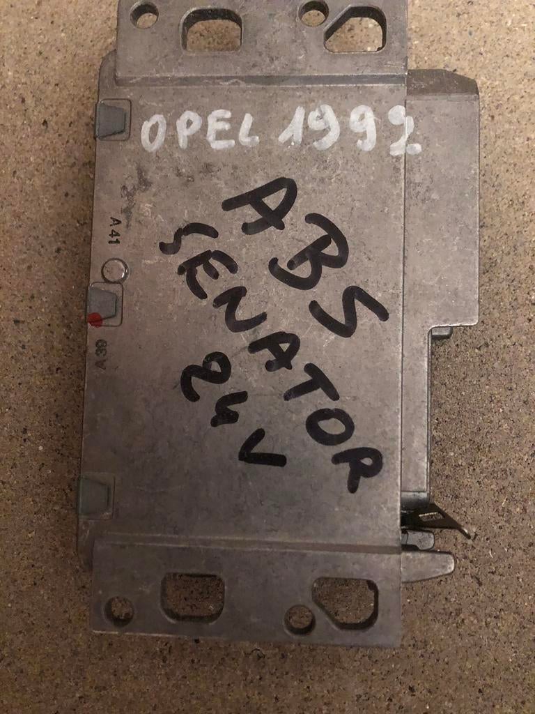 ABS van auto oldtimer Opel Senator, Ophalen, Opel