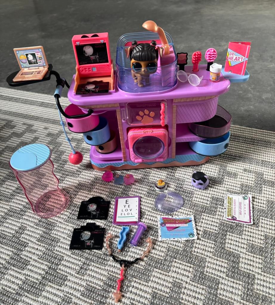 LOL Surprise O.M.G dierenartskantoor als nieuw, Kinderen en Baby's, Speelgoed | Overig, Zo goed als nieuw, Ophalen